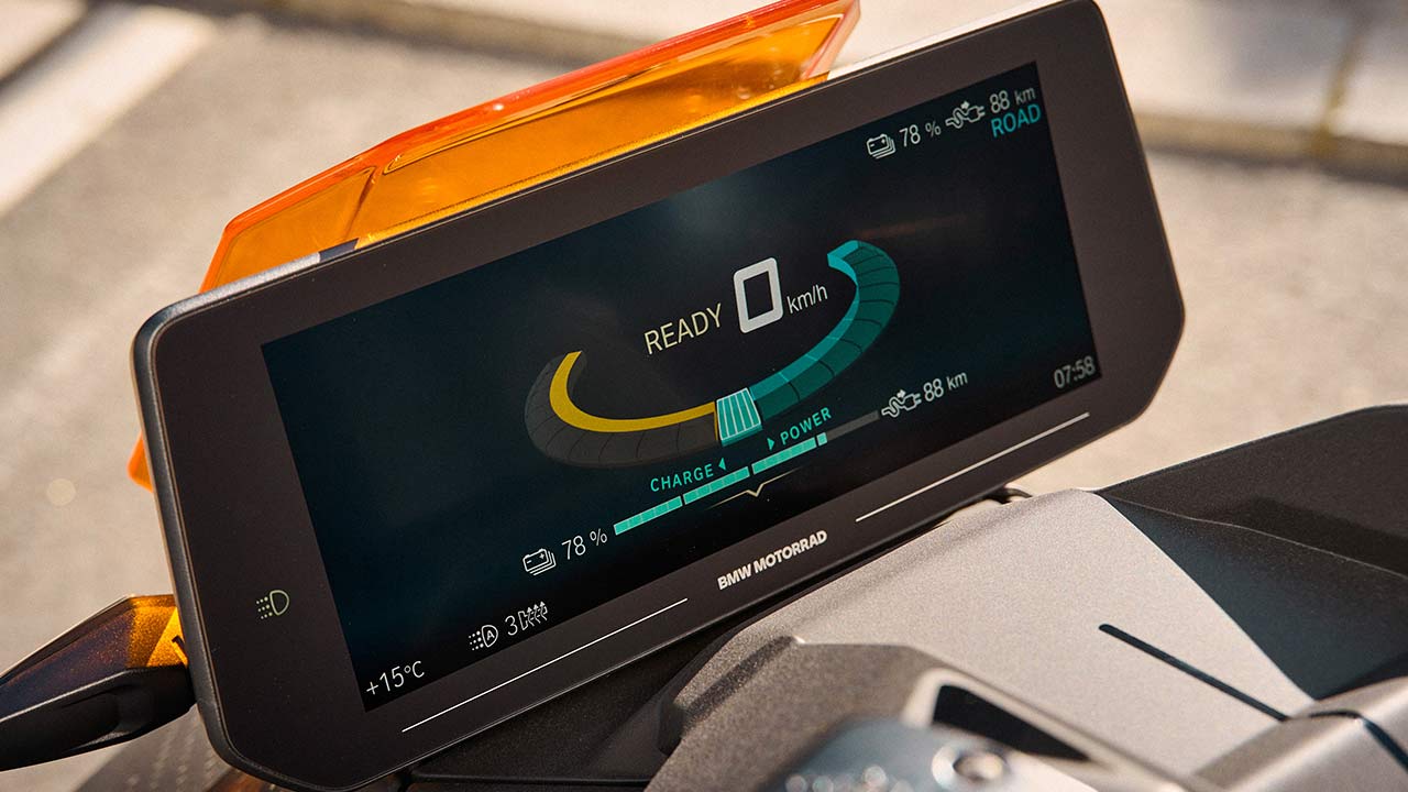 Das Cockpit des CE 04 bildet ein 10,25 Zoll großes TFT-Farb-Display mit integrierter Kartennavigation und Smartphone-Konnektivität.