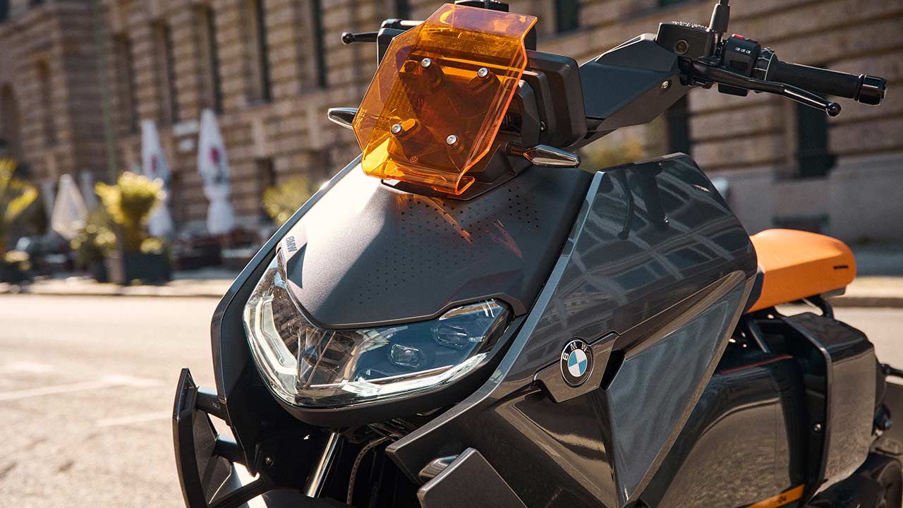 Die breite Front des CE 04 mit zierlichem Windschild und Winglet-artigen Verkleidungsauslegern.