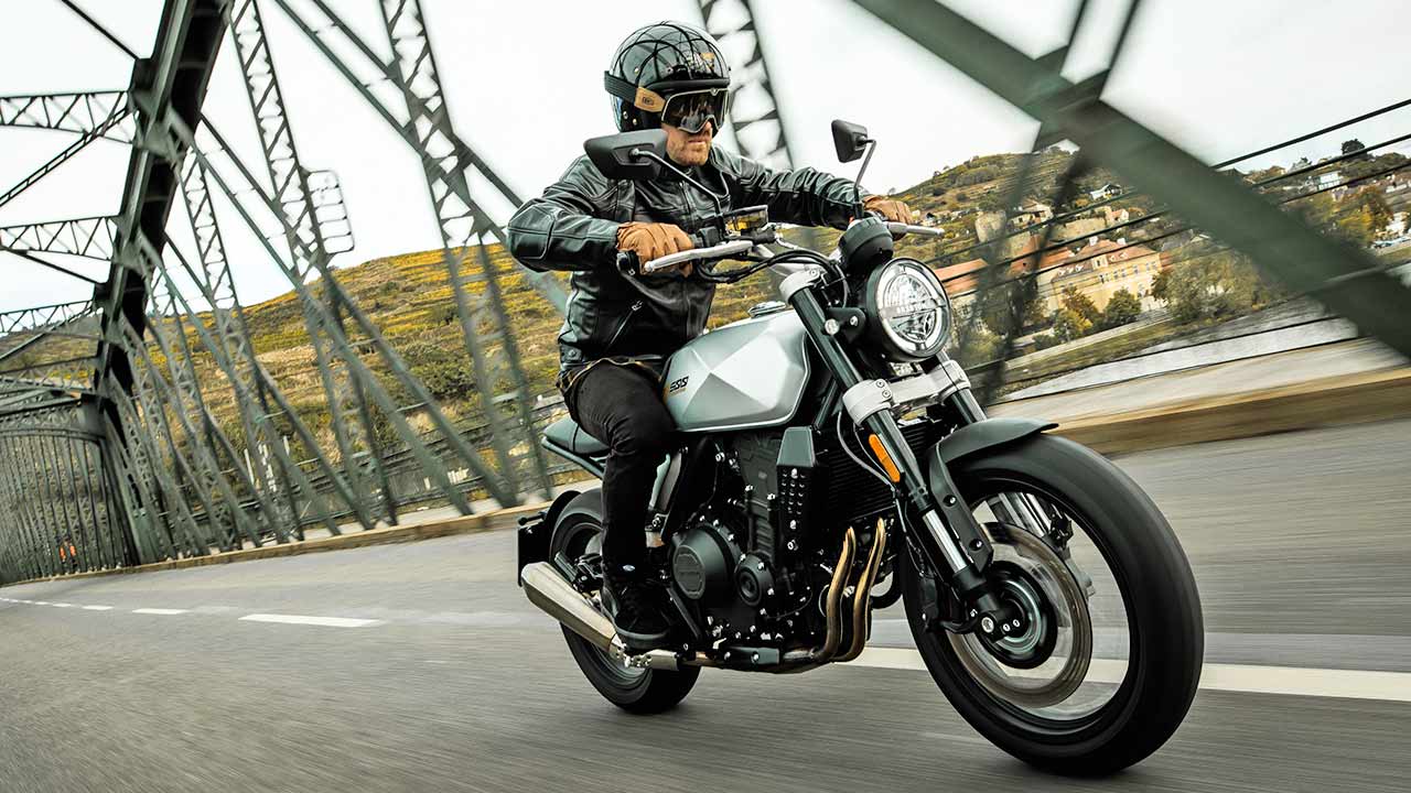 Handelsdebüt im August: Brixton Crossfire 500 mit markantem X im Tank.