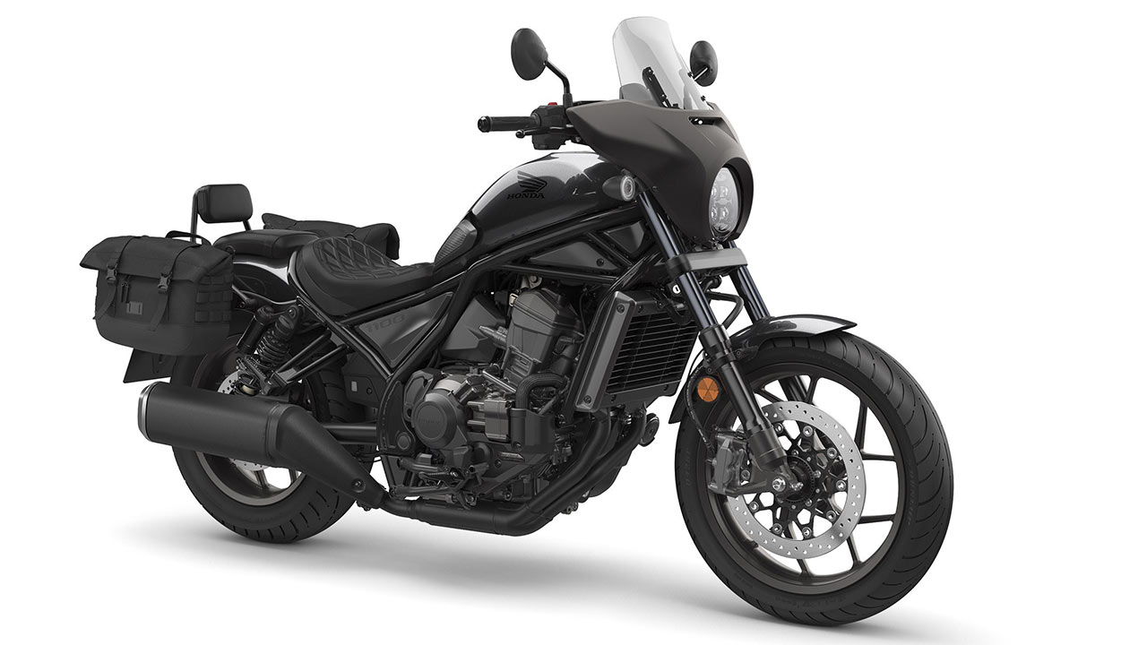 Die große Rebel in der Metallic-Lackierung „Gunmetal Black“ und mit Features aus dem Zubehörprogramm wie Windschild und Satteltaschen.