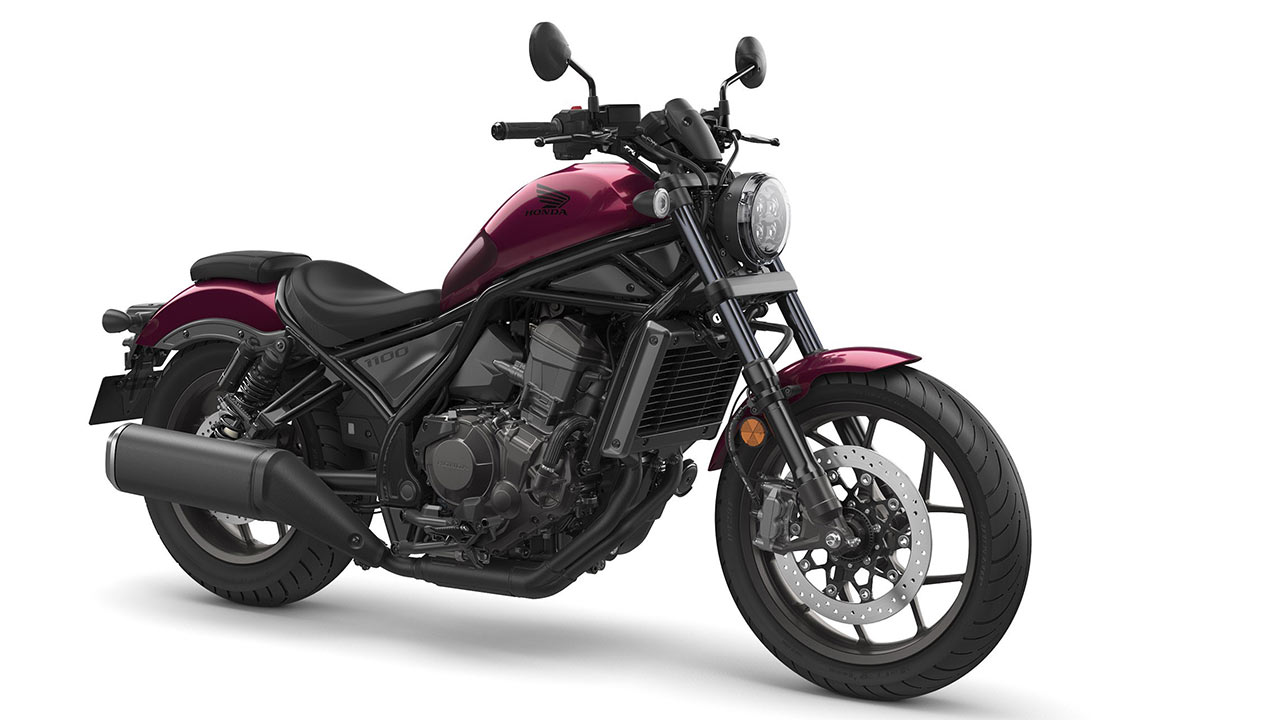 Die große Rebel in der Metallic-Lackierung „Bordeaux Red“