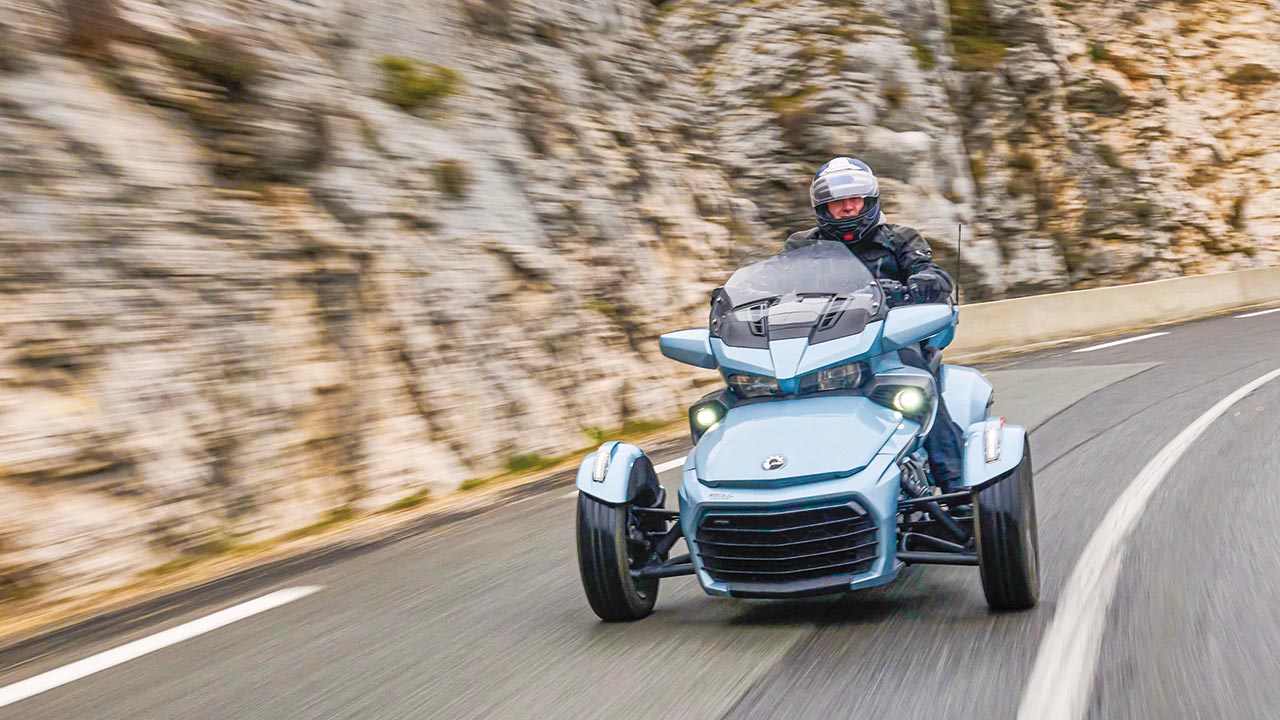 Fahraktiver Dreirad-Bolide, für den die Passstraße das natürliche Revier ist: Der Spyder F3 von Can-Am.