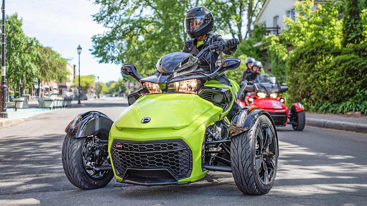Der Spyder F3 steht fürs gechillte Cruisen. Wie beim Tourer RT ist auch hier die Lenkung servounterstützt. Beim Rangieren ein wahrer Segen.