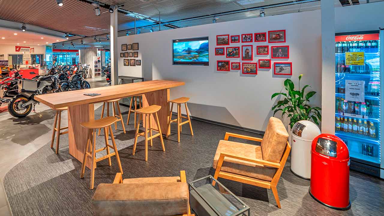 In Lounges sollen Kunden künftig in entspannter Atmosphäre das Thema Motorrad vertiefen können. 