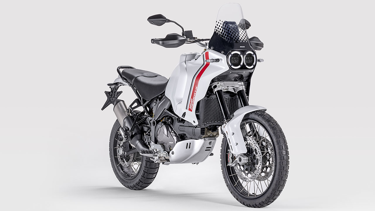 Schnabellos schön: Ducatis neue Großenduro gefällt mit schlanker Silhouette und markigem LED-Tagfahrlicht.