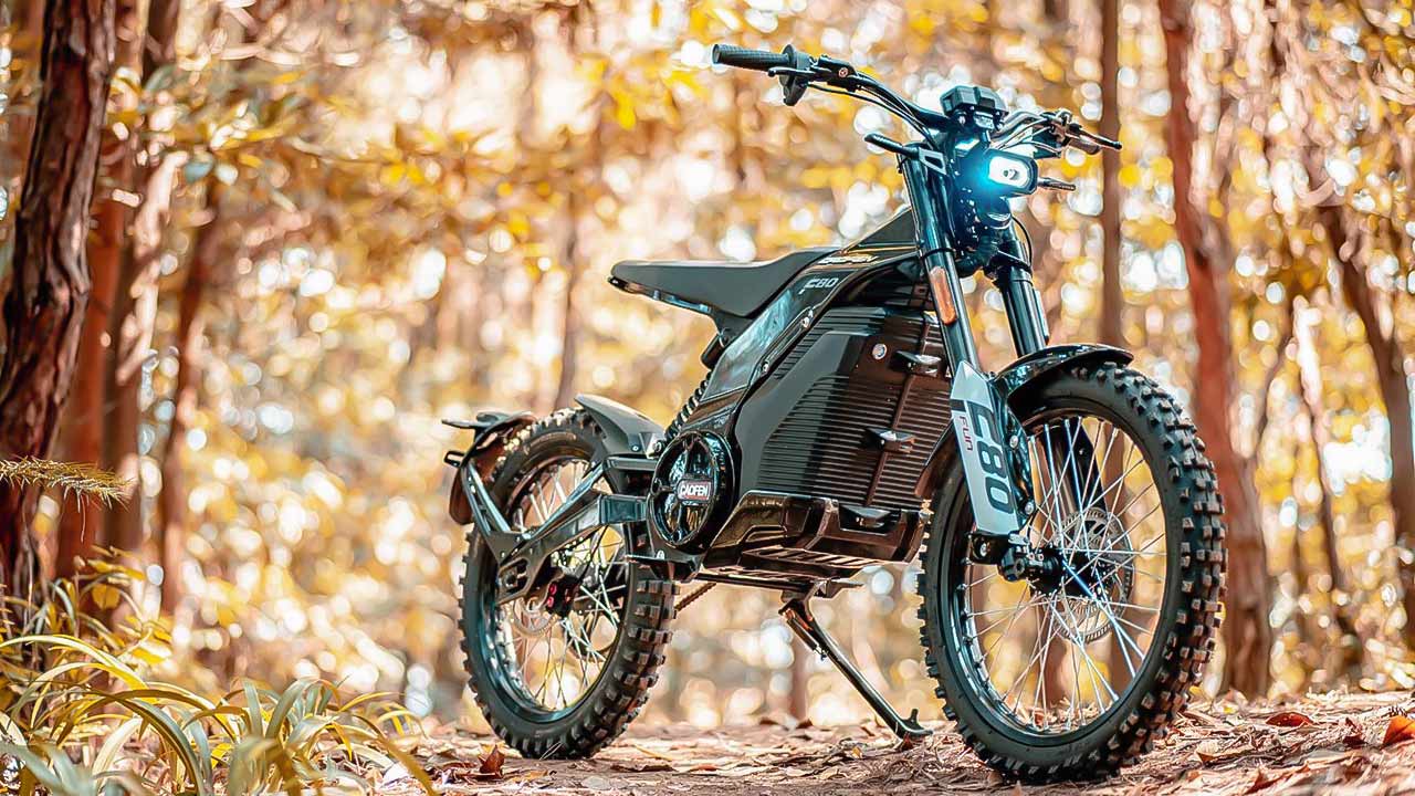 F80 heißt ein neues E-Motorrad aus China, das On- wie Offroad beherrschen soll.