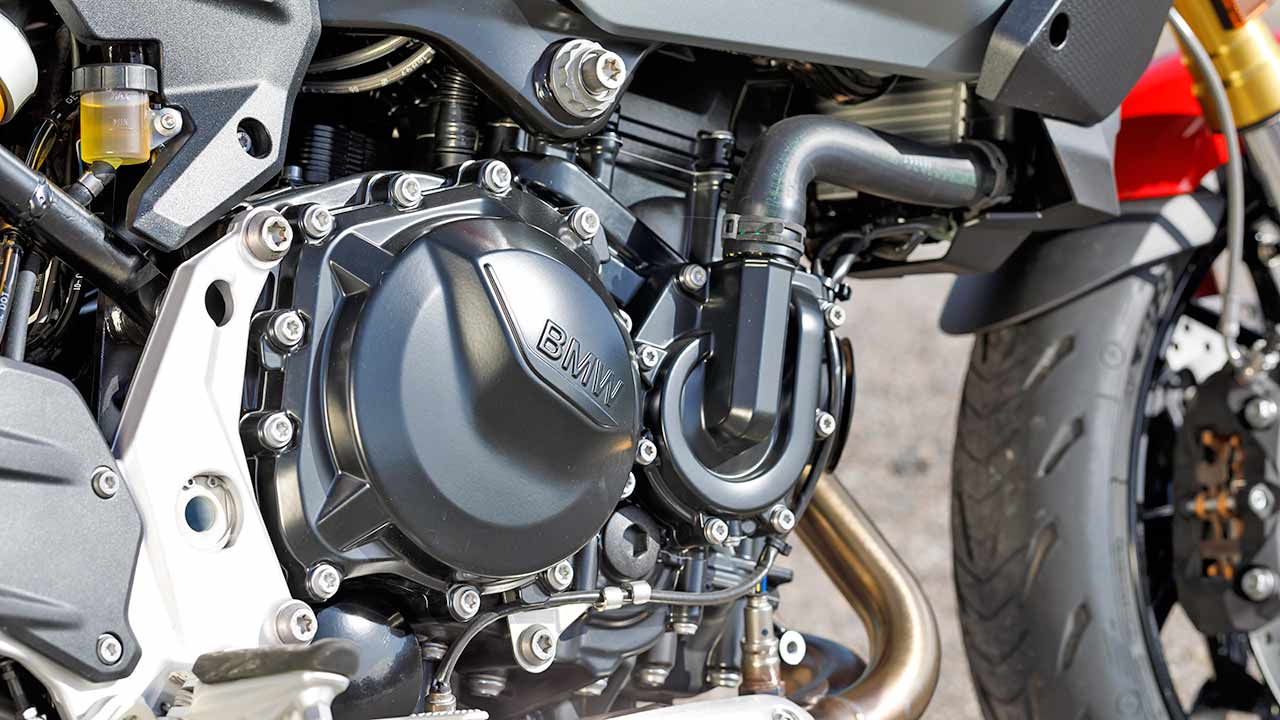 Der Reihenzweizylinder aus chinesischer Fertigung macht aus der F 900 XR ein agiles Fahrgerät mit dem natürlichen Habitat Landstraße. 
