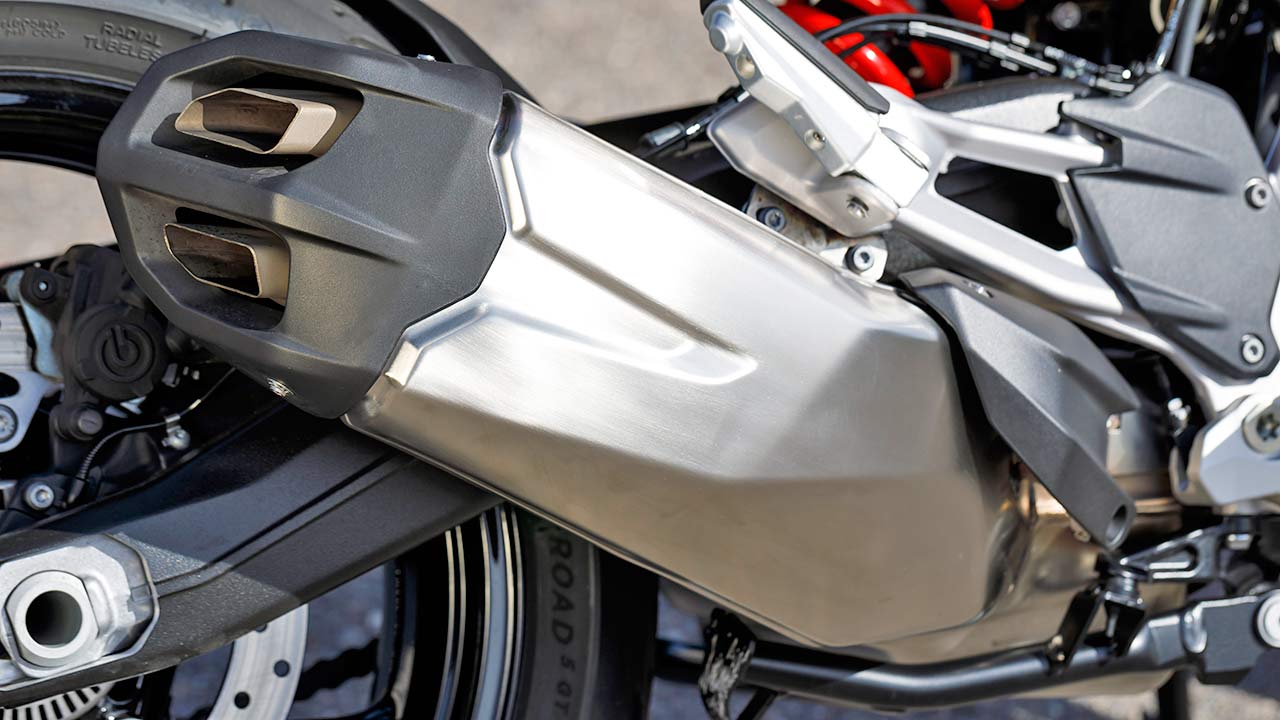 An den Anblick hochvoluminöser Schalldämpfer muss man sich in Euro5-Zeiten gewöhnen. Die Integration des mächtigen Teils ins Bike hat BMW bei der F 900 XR gut hinbekommen.