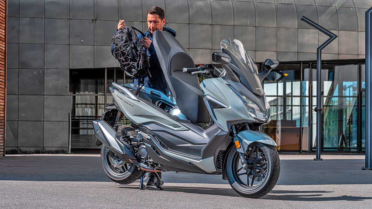 Beim Forza 350, der den 300-er ersetzt, wuchs nicht nur der Hubraum, sondern auch das Ausstattungsniveau.