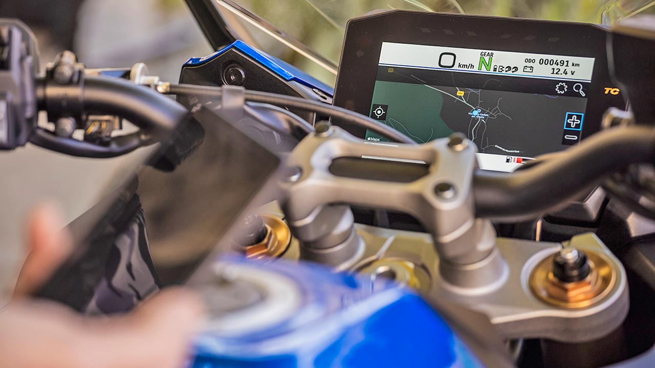 Ein Blick ins Cockpit der GSX-S1000GT. In den Bildschirm lässt sich das Smartphone einbinden – inklusiver vieler Funktionalitäten wie Navigation, Musikausgabe und mehr.