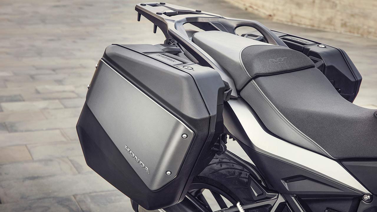Formschöne, gut ins Fahrzeug integrierte Seitenkoffer und Gepäckträger gibt Honda ab Werk mit.