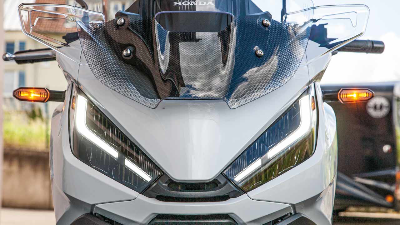 Markantes LED-Tagfahrlicht und Positionsleuchten an der NT1100-Front.