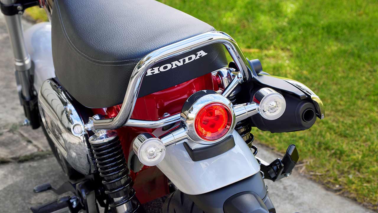 Moderne LED-Technik in klassischer Retro-Optik bei der Honda Dax des Modelljahrgangs 2023.