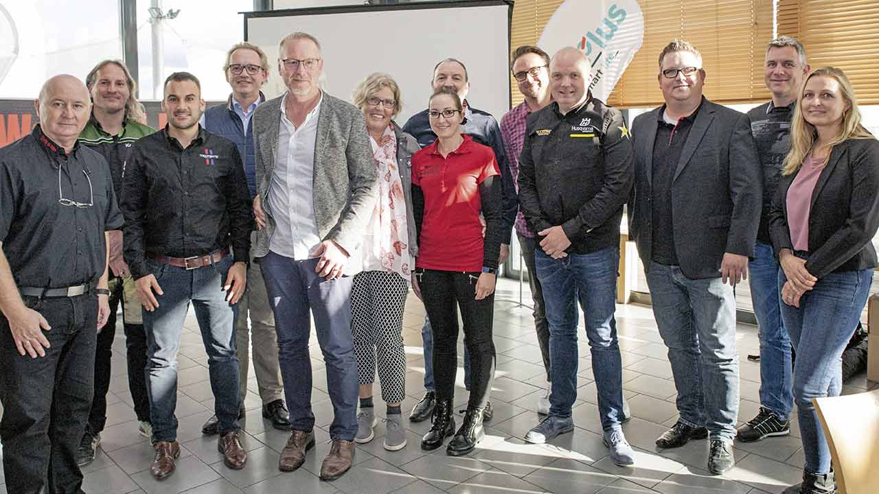 Mit dem Fahrzeug-Center Schriewer erreichte ein echter Vielmarken-Betrieb den dritten Platz. Entsprechend groß fiel die Zahl der Unterstützer aus (v.l.): Klaus Hüttinger (World of Bike), Thilo Kunze (Kawasaki), Philipp Schäck (Triumph), Jan Breckwoldt (Peugeot), Siegfried Schriewer-Calmer und Dagmar Calmer, Katharina Klein (World of Bike), Walter Herwartz-Emden (Yamaha), Patrick Rittich (Creditplus), Guido Hinzmann (Husqvarna), Renier Roxlau (Honda) sowie Thomas Hannecke und Sina Tauscher (beide Suzuki).
