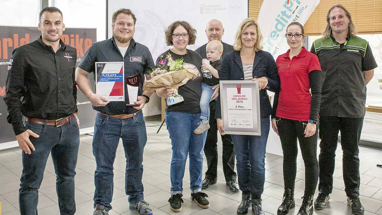 Eingerahmt von ihren Markenvertretern nahmen die Silber-Sieger die Ovationen des Publikums entgegen (v.l.): Philipp Schäck (Triumph), das Geschäftsführer-Ehepaar Daniel Korell und Sabine Hänsle mit Unterstützerin Johanna, Klaus Hüttinger (WoB), Alina Kügler (Total), Katharina Klein (WoB) sowie Thilo Kunze (Kawasaki).