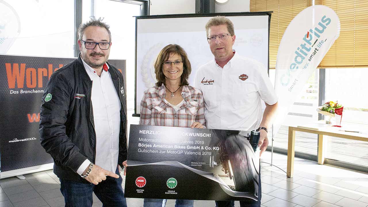 Peter Sens (NGK Spark Plug, li.), der eine Einladung zum MotoGP-Finale in Valencia im Gepäck hatte, war Laudator und Preis-„Pate“ für den diesjährigen World of Bike „Händler des Jahres“, Börjes American Bikes in Augustfehn, das bei der Preisverleihung von Geschäftsführer Klaus Börjes und seiner Gattin Michaela Börjes repräsentiert wurde.