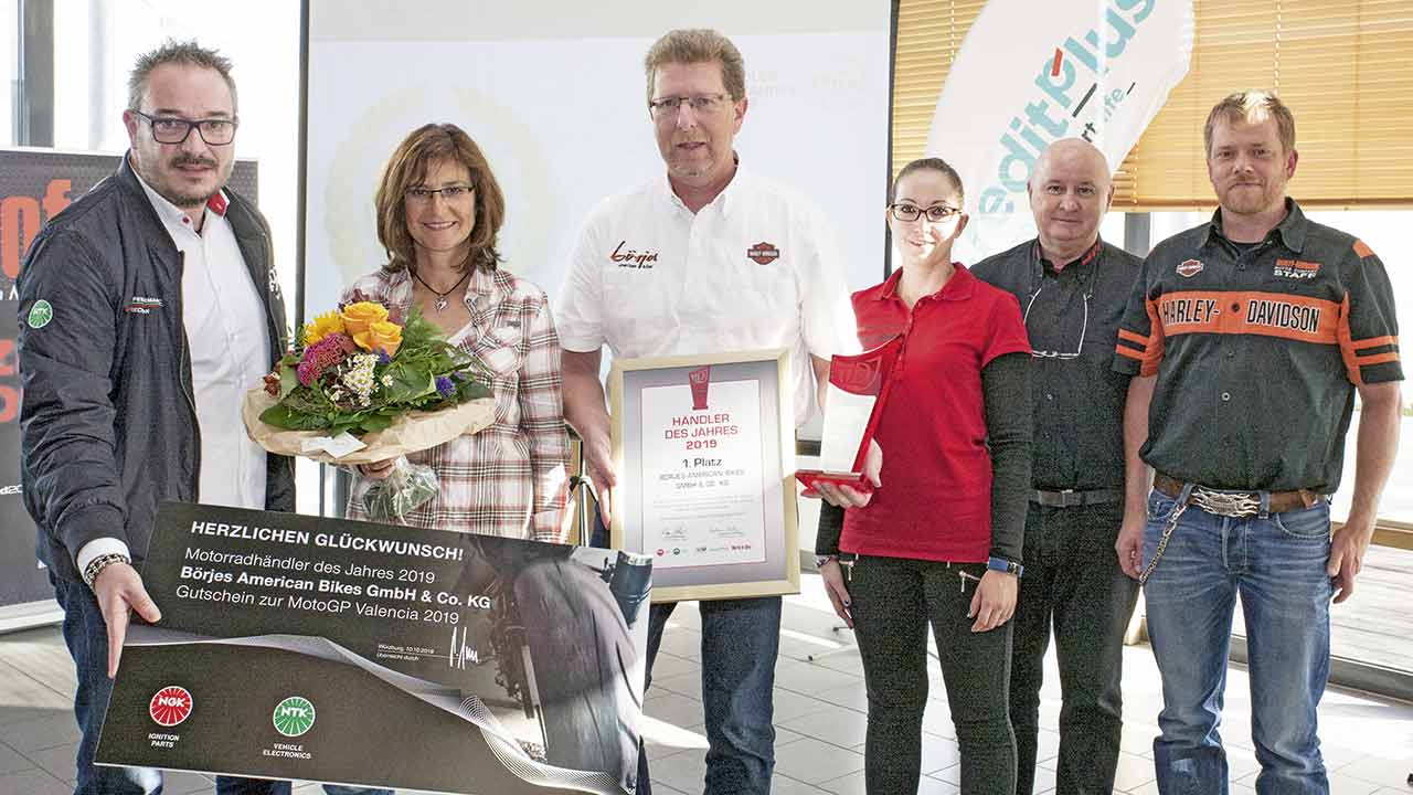 Gruppenbild mit Siegern (v.l.): Peter Sens (NGK), Michaela und Klaus Börjes (Börjes American Bikes), Katharina Klein und Klaus Hüttinger (World of Bike) sowie Roland Höltke (Harley-Davidson).