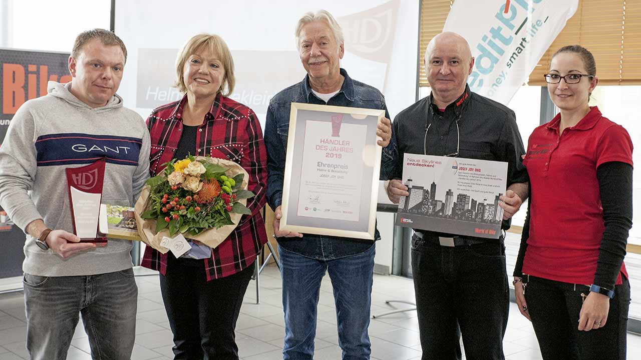 Ein alteingesessener und hochkompetenter Fachhandelsbetrieb, noch dazu ein astreines Familienunternehmen, darf sich seit diesem Jahr mit dem Titel „Händler des Jahres – Ehrenpreis Helme und Bekleidung“ schmücken: Joy Motorradmode wurde bei der Preisverleihung repräsentiert von (v.l.) Patrick Joy, Susanne Joy und Siegmund Joy, die aus den Händen von Klaus Hüttinger und Katharina Klein Pokal und Urkunde sowie einen Reise-Gutschein überreicht bekamen.