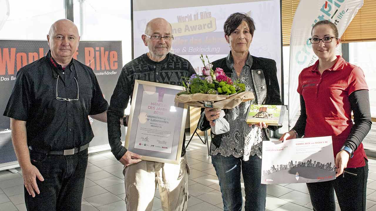 Michael Beck, der vor Kurzem sein Bekleidungs- und Ausrüstungs-Fachgeschäft Michas 4U in Freiburg nach 25 Jahren schloss, erhielt den erstmals vergebenen „Lifetime“-Award für sein Lebenswerk – inklusive Reisegutschein, Pokal und Ehrenurkunde. Unser Foto zeigt (v.l.): Klaus Hüttinger (WoB), Michael und Rike Beck, Katharina Klein (WoB).