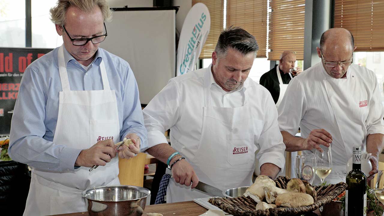 Drei Männer am Schneidbrett (v.l.): Jan Breckwoldt (Peugeot), Marco Christ (Creditplus) und Kochtrainer Rainer Trautenbach.