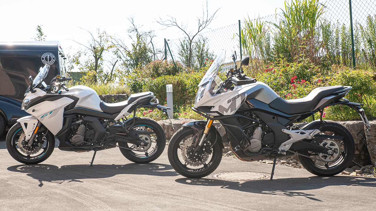 CFMoto zeigt mit seinen beiden Mittelgewichts-Brüdern 650 GT (li.) und 650 MT interessante Varianten für den Einsatz im Touren-Segment.