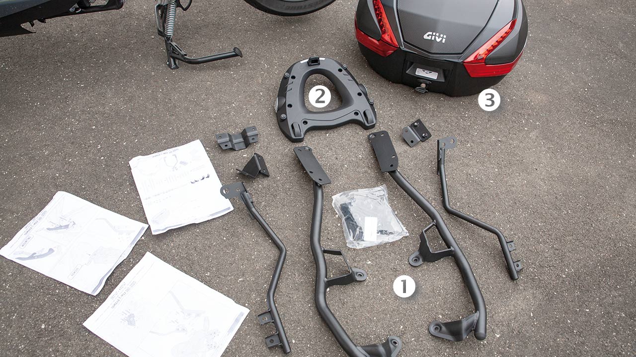 Das GIVI-Topcase- System für unseren Yamaha TMax im Überblick: (1) Das Träger-Kit SR2147, (2) die Kunststoffplatte M5 und (3) das Topcase V47NN.