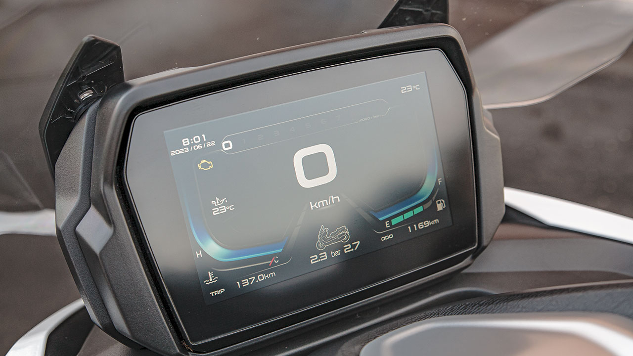 Der Voge-Kraftroller bringt ein Tablet-großes LCD-Vierfarbdisplay mit, das viele Infos übersichtlich und modern darstellt.