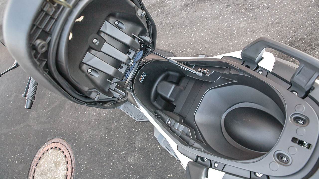 41,5 Liter Stauraum unter der Sitzbank des SR4 Max.