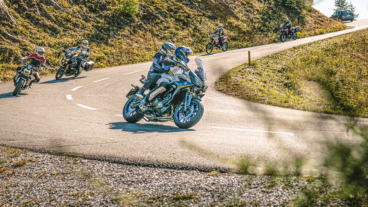 Kommunikationsmöglichkeiten innerhalb der Gruppe machen das Motorradtouren einfacher und vergnüglicher. Die nötige Hardware gibt es von Interphone. Der Hersteller wird hierzulande von Großhändler Hartje vertreten.
