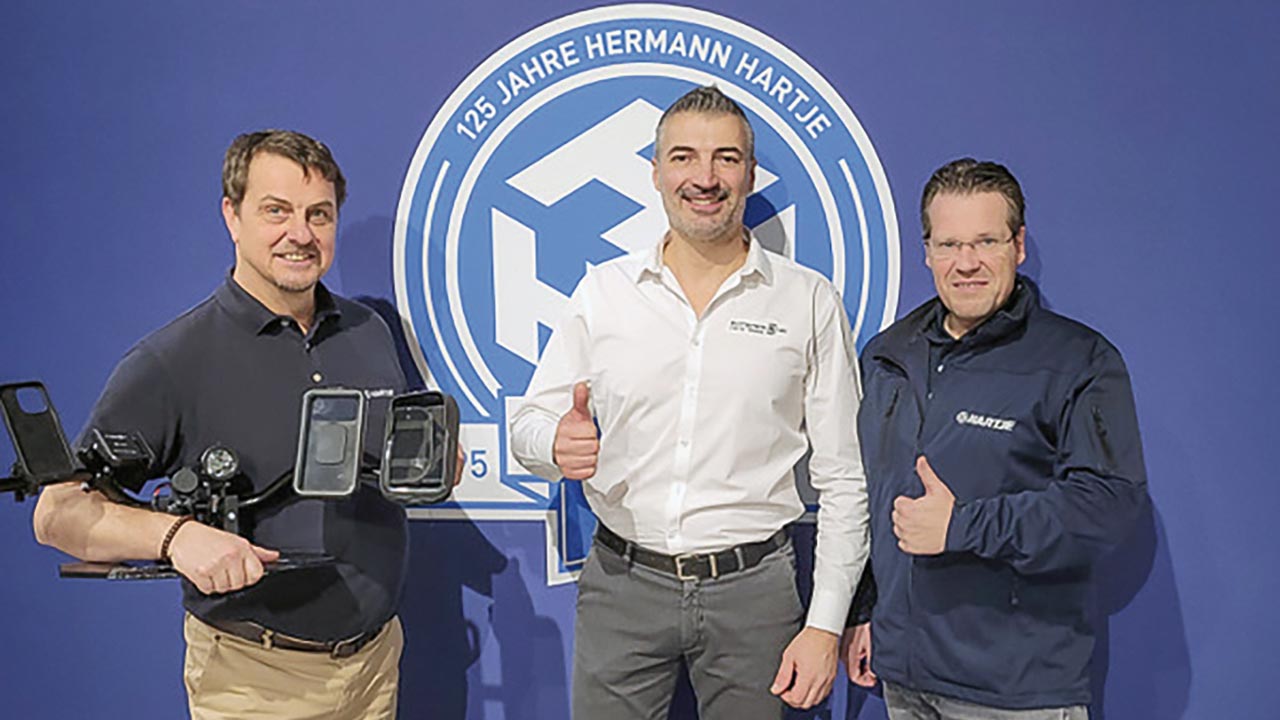 Daumen hoch für eine vertiefte Kooperation von (v.re.): Jens Engelking (Hartje), Elvis Gardini (Interphone) und Jens Ludwig (Hartje).