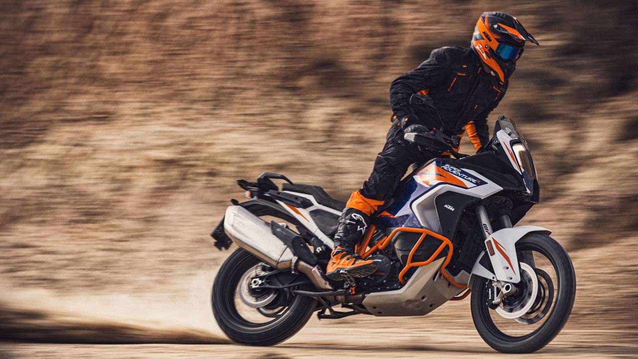 KTM hat seine Reiseenduro-Flaggschiffe – im Bild die 1290 Super Adventure R – frisch gemacht für die neue Euro-5-Saison. 