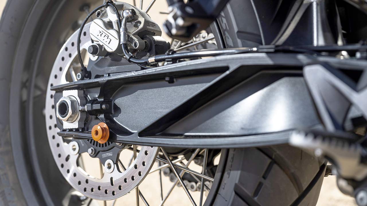 KTM setzt auch bei der 790 Adventure auf das bewährte Prinzip und Gestaltungsmerkmal Fachwerkschwinge.