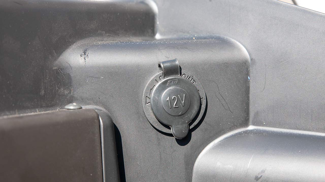 Eine 12V-Steckdose ist als Ausstattungsfeature mit an Bord.