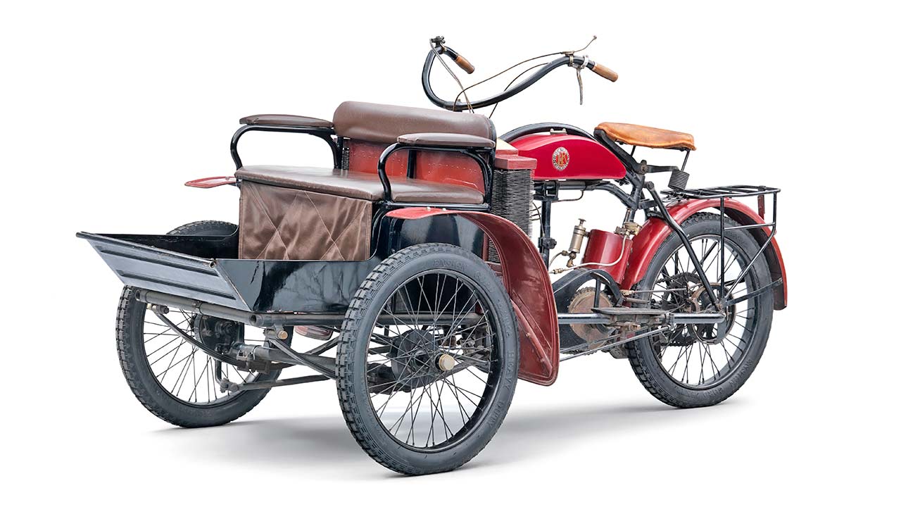 Von dem dreirädrigen LW von Laurin & Klement gibt es wahrscheinlich nur noch drei Exemplare. Bei dem derzeit im Škoda-Museum in Mladá Boleslav gezeigten Exponat handelt es sich um eine Version für den Passagiertransport.