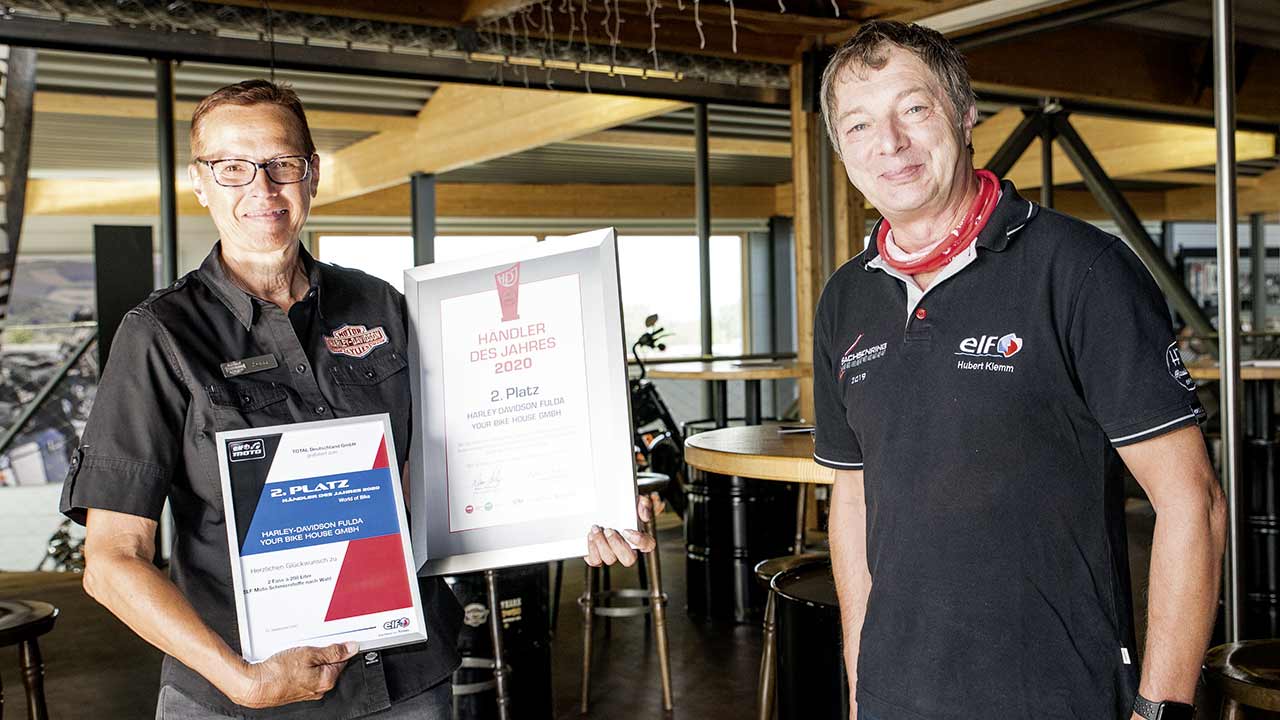 Von Hubert Klemm (Total Deutschland, re.) gab es für Regina Kremer (Harley Fulda) eine Urkunde sowie zwei Fässer besten Motorenöls.