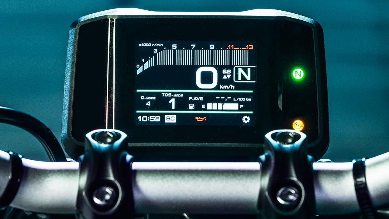 Der MT-09-Pilot bekommt seine Fahrzeuginfos künftig über ein vollfarbiges TFT-Display ausgeliefert.