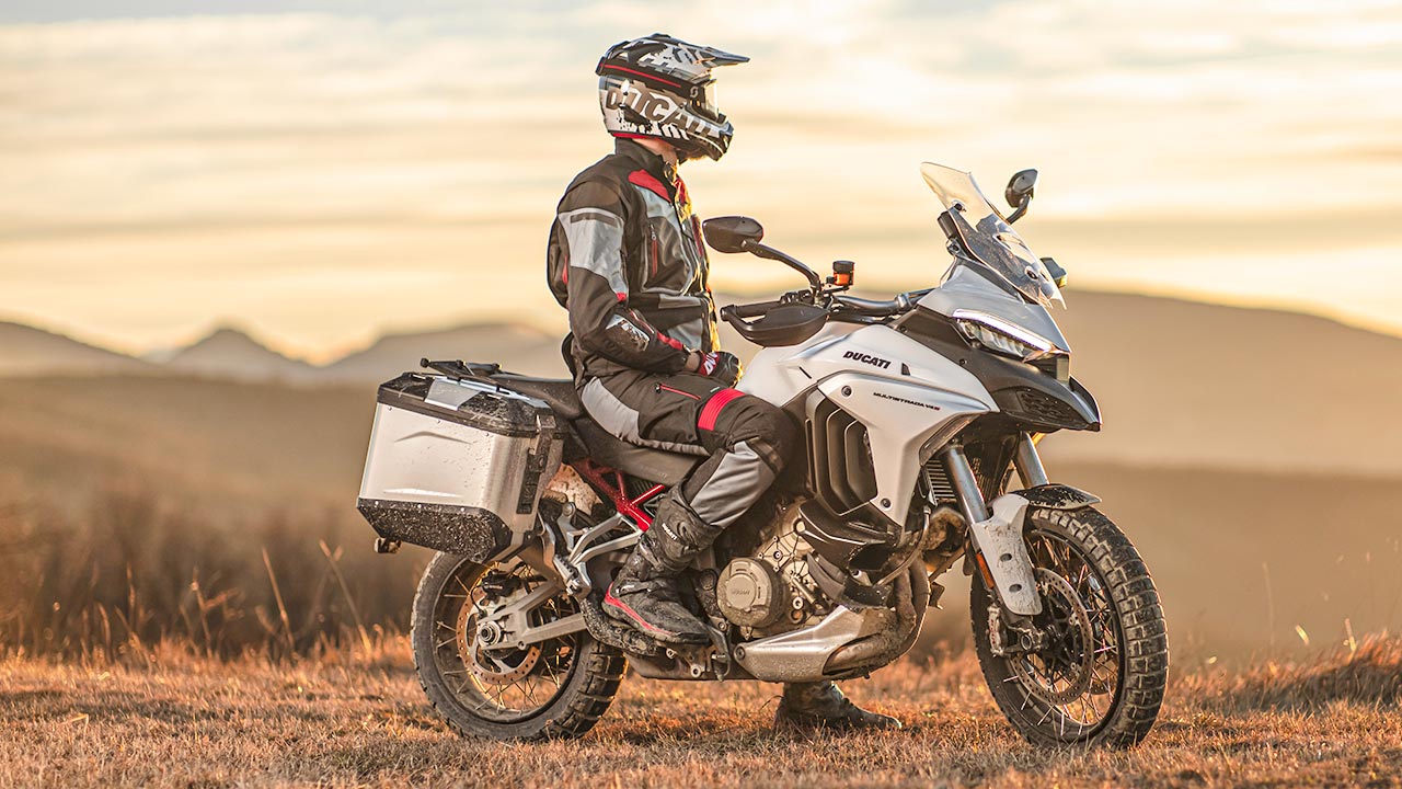 Erfuhr sanfte, aber gezielte Modellpflege für 2022: Ducatis Multistrada V4. Auch das abgebildete Farbschema „Iceberg White“ ist neu.