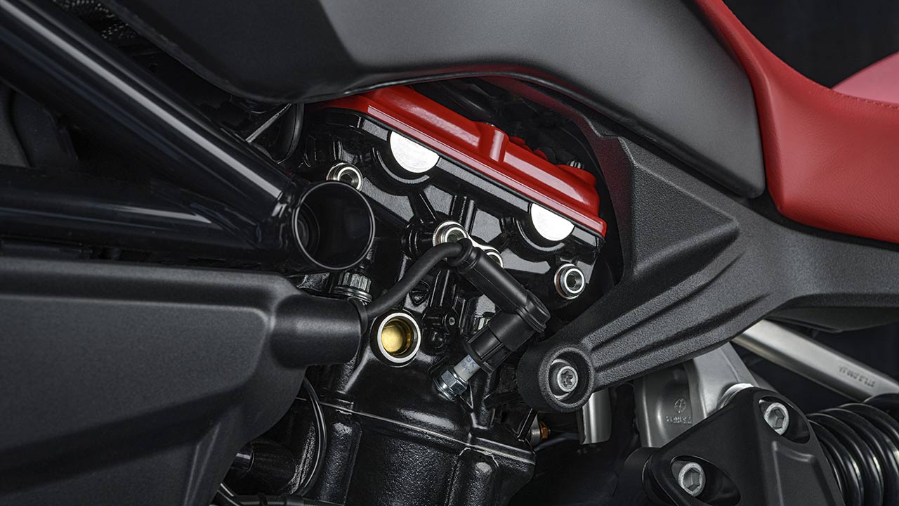An der linken Fahrzeugseite blitzt auch mal ein in Ducati Red lackierter Ventildeckel hervor.