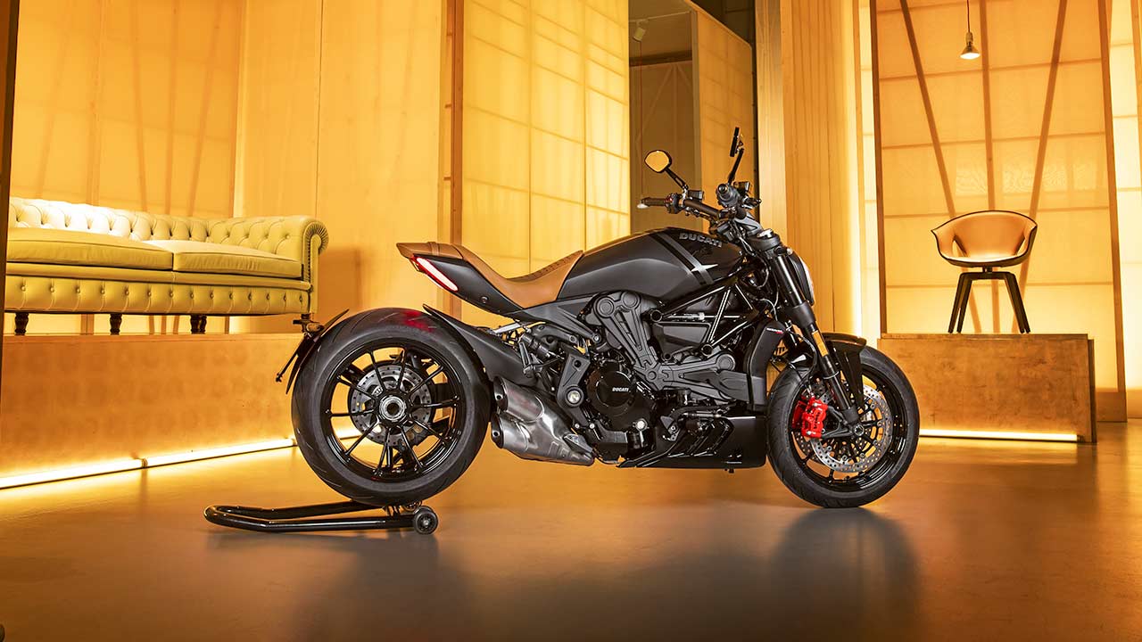 Mit der Ducati X-Diavel „Nera“ beweisen die Italiener, dass man Möbeldesigner durchaus auch mal an Motorräder lassen kann.