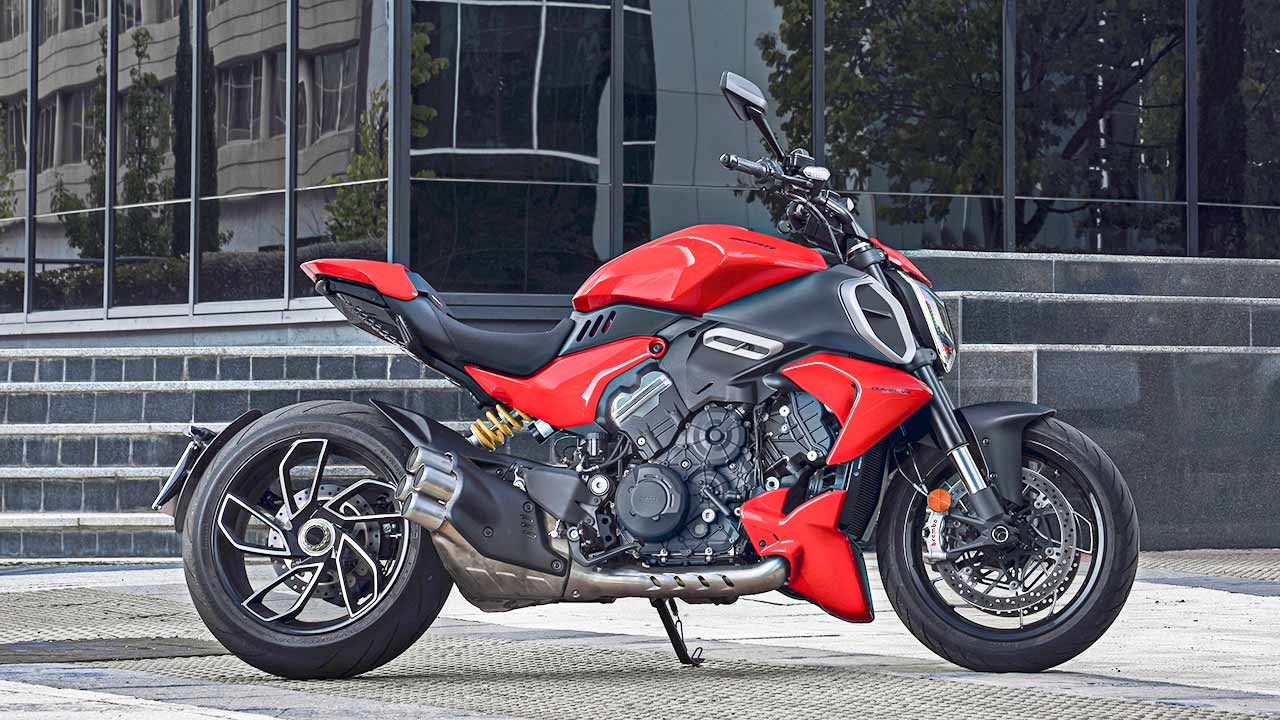 Mean Machine in Ducati Red: Die neue Diavel V4 des gerade in der Erfolgsspur fahrenden italienischen Herstellers.