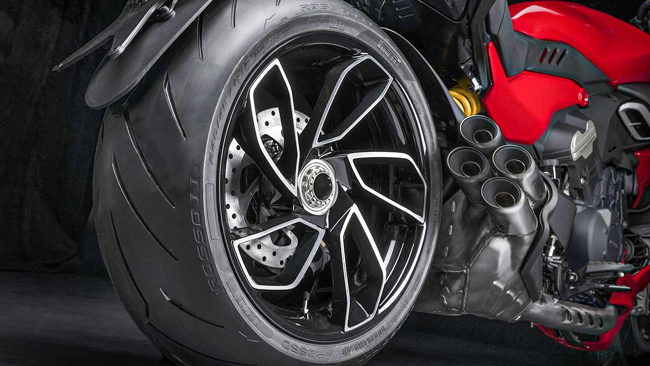 Ein mächtiger 240/45er-Hinterrreifen und ein vierflutiger Endschalldämpfer sind untrügliche Zeichen dafür, dass hier eine Diavel V4 unterwegs ist.