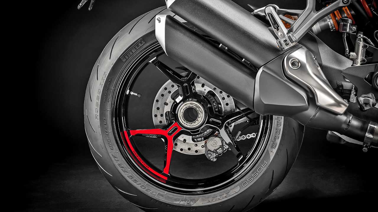 Rote Blitzer an den Y-Speichenfelgen unterstreichen die sportliche Attitüde der Monster 1200 S.