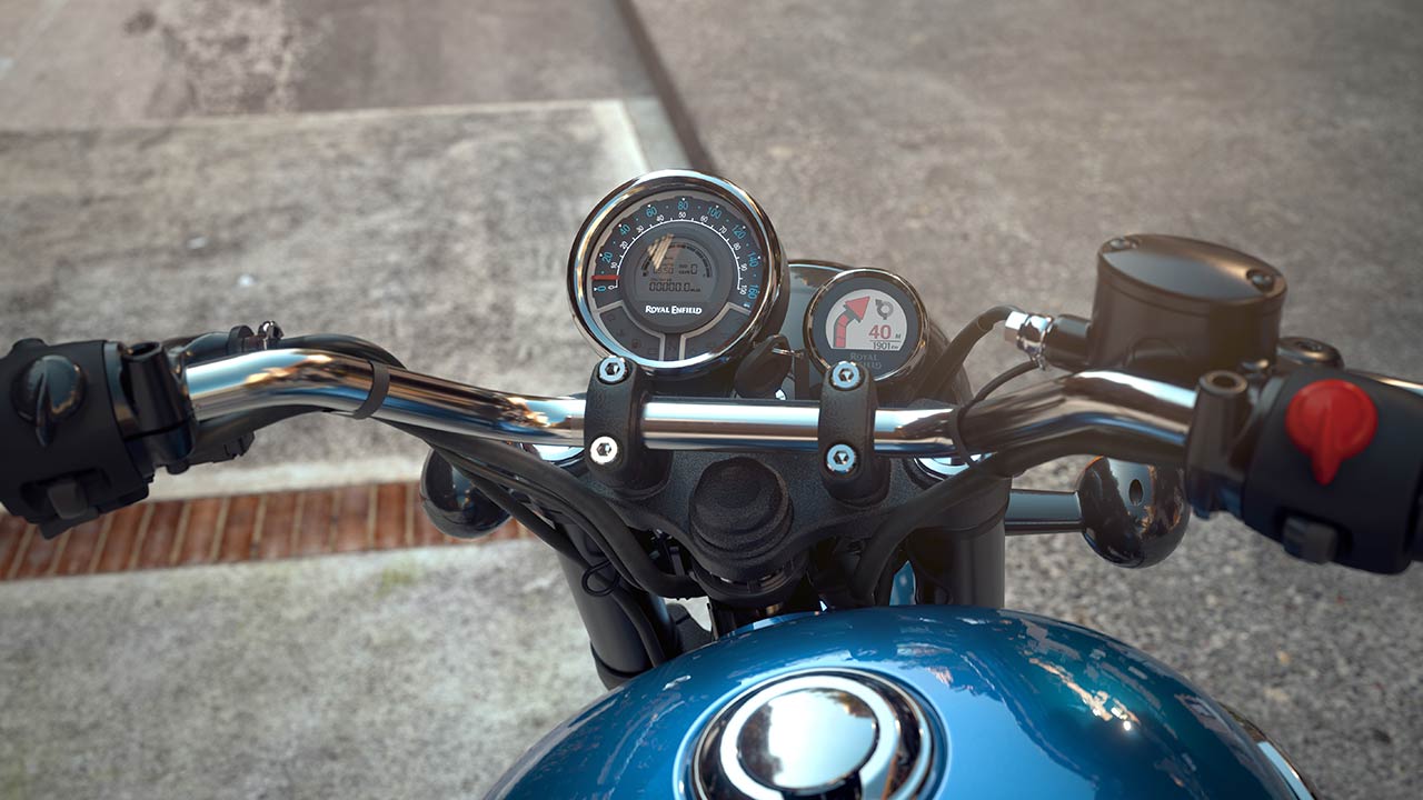 Die Meteor verfügt neben dem Hauptinstrument serienmäßig über eine Zusatzanzeige, die eine Essenz von Google Maps darstellt und über Smartphone und App angesteuert wird. Ein Novum bei Royal Enfield.