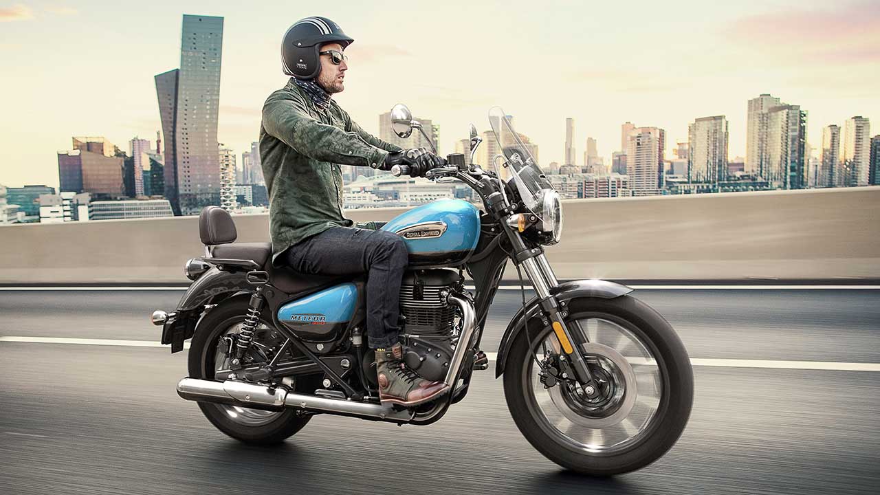 Royal-Enfield-Neuzugang 2021: Die Meteor 350, hier in der Top-Version Supernova mit Zweifarb-Lackierung, Windschild und Sissy-Bar.