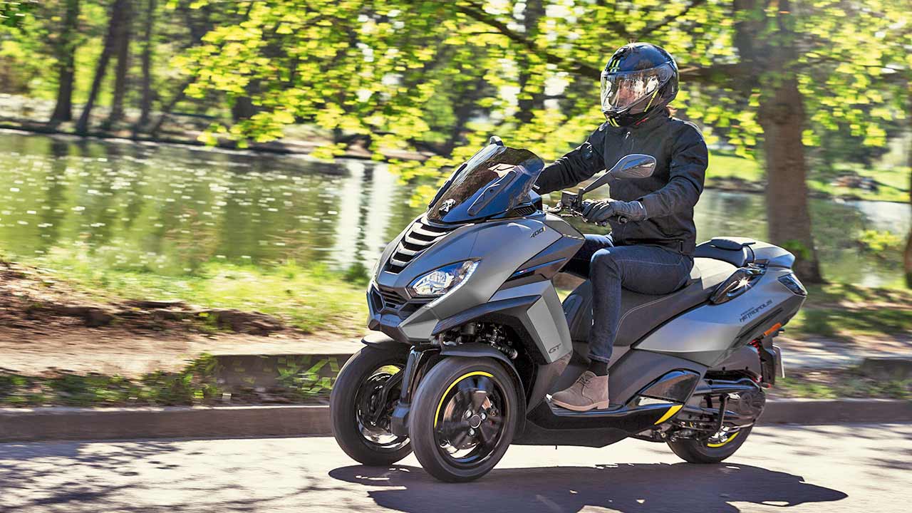 ...wohingegen Peugeot mit seinem Dreiradscooter Metropolis nach Ansicht von Piaggio eine „Produktfälschung“ auf die Räder gestellt und Patentverletzungen begangen habe. Bei Peugeot sieht man das naturgemäß anders.