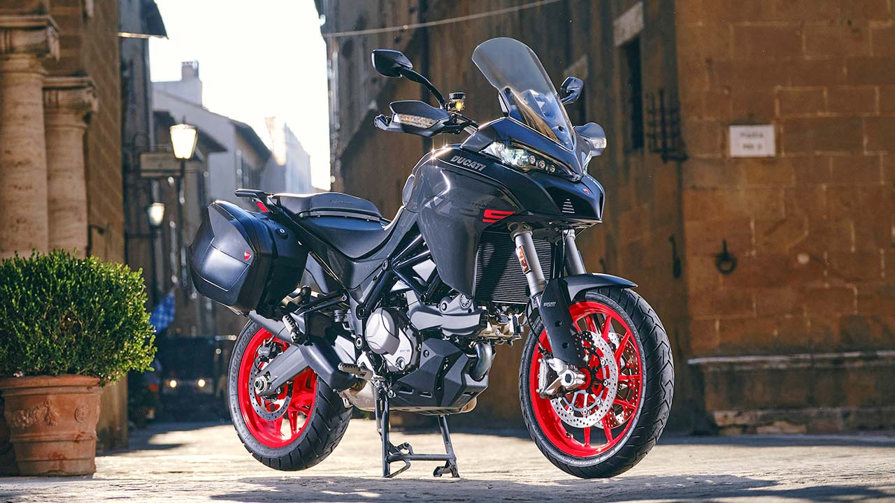 Die Multistrada V2 S in „Street Grey“ mit schwarzem Rahmen und Felgen in „GP Red“.