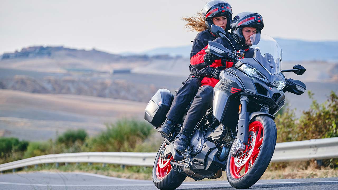 Der agile Tourenbegleiter Multistrada V2 soll künftig seine Aufgaben noch etwas besser und geschmeidiger erledigen. Im Bild die S-Version in 