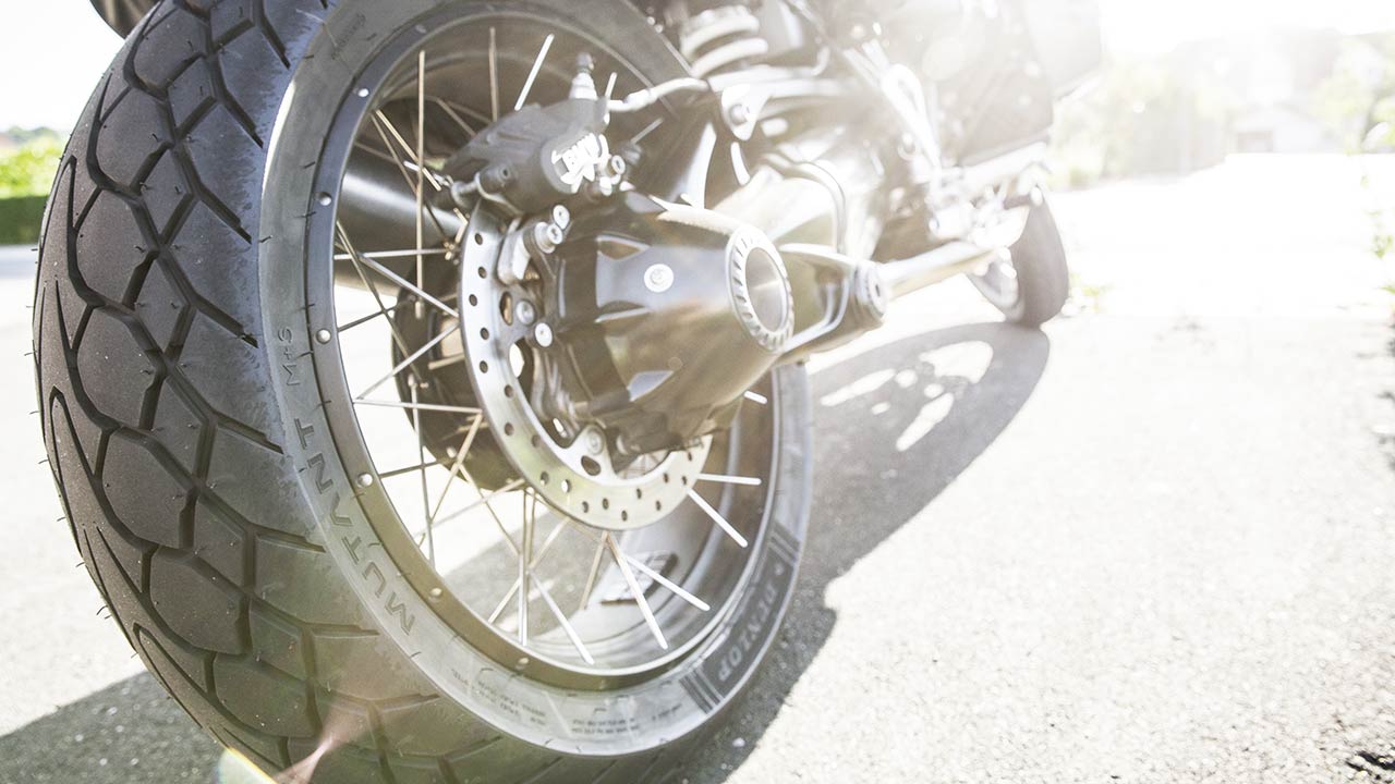 Der hohe Negativprofil-Anteil ist nicht nur gut für die Nässe-Performance, er verleiht dem „Mutant“ auch eine herbe Ausstrahlung, die vielen Bikes gut zu Gesicht steht.