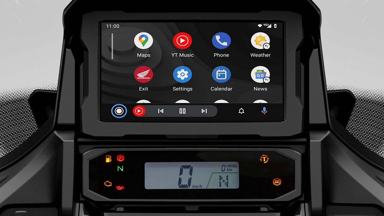 Ein 6,5 Zoll-TFT-Touchscreen stellt via Bluetooth und „Apple CarPlay“ bzw. „Android Auto“ Smartphone-Konnektivität sicher.
