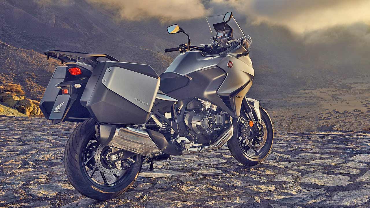 Bereits ab Werk an Bord der NT1100 sind laut Honda eine fünffach höhen- und winkelverstellbare Scheibe, Heizgriffe, Tempomat, Seitenkoffer, Gepäckträger und Hauptständer.